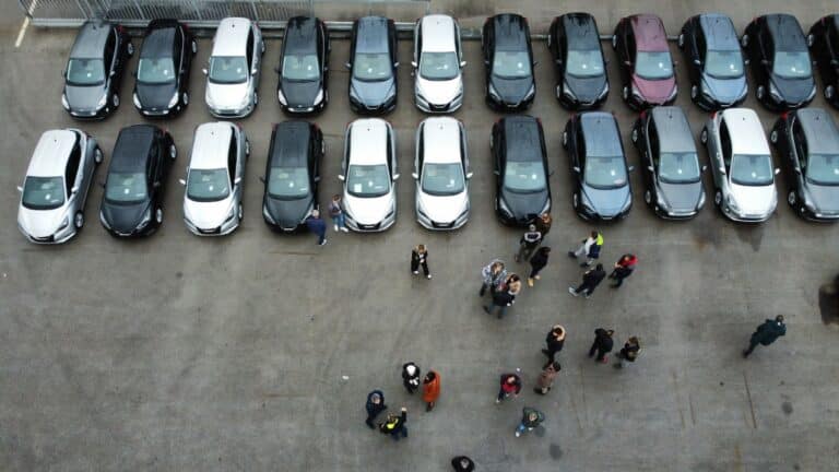 Privrednici ispunili obećanje-Uručeni ključevi automobila za 40 porodica iz poplavljenih područja 